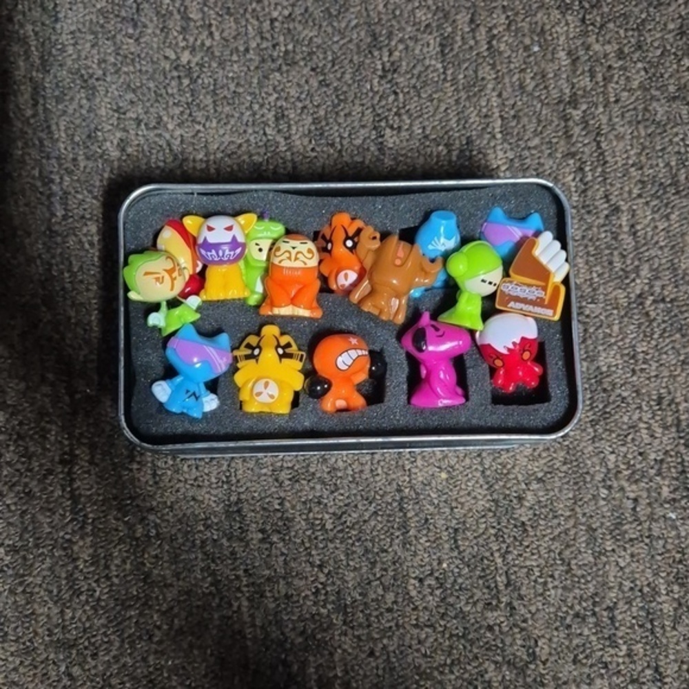 Gogos Crazy Bones Limited Edition Lot Of 16 DIFFERENT figures/ Colors